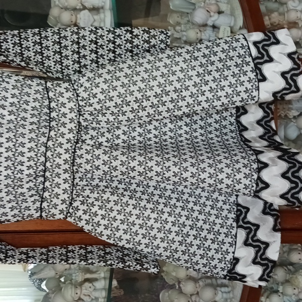 Gianni Bini long sleeve size 0 Black and White
